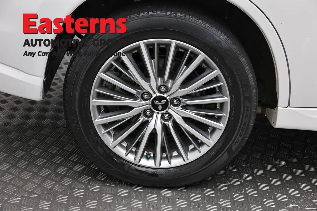 Used 2020 White Mitsubishi SEL image 29