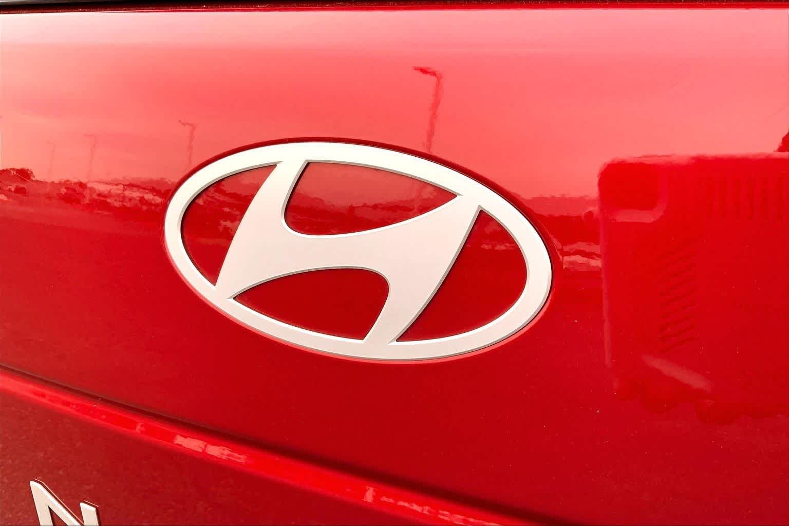 Used 2025 Ultimate Red Hyundai SEL image 31