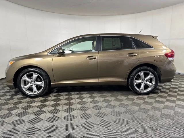 Used 2013 Golden Toyota LE image 7