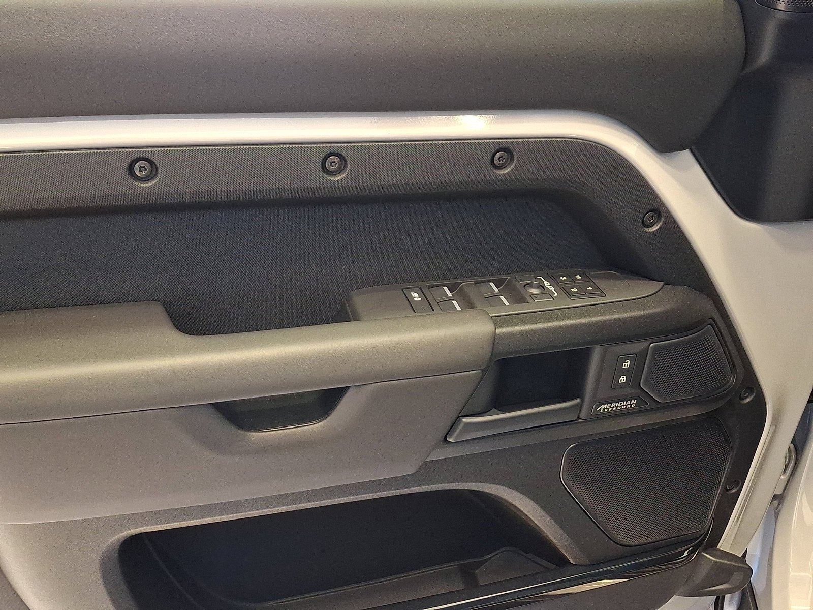 2026 Land Rover Defender OCTA - Photo 9