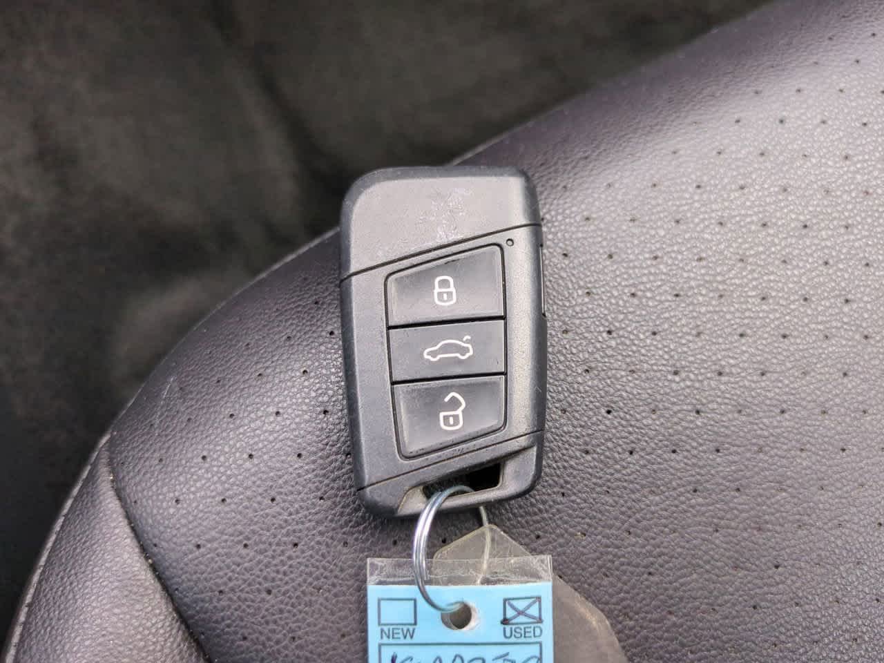 Used 2019 Platinum Gray Metallic Volkswagen SE image 28