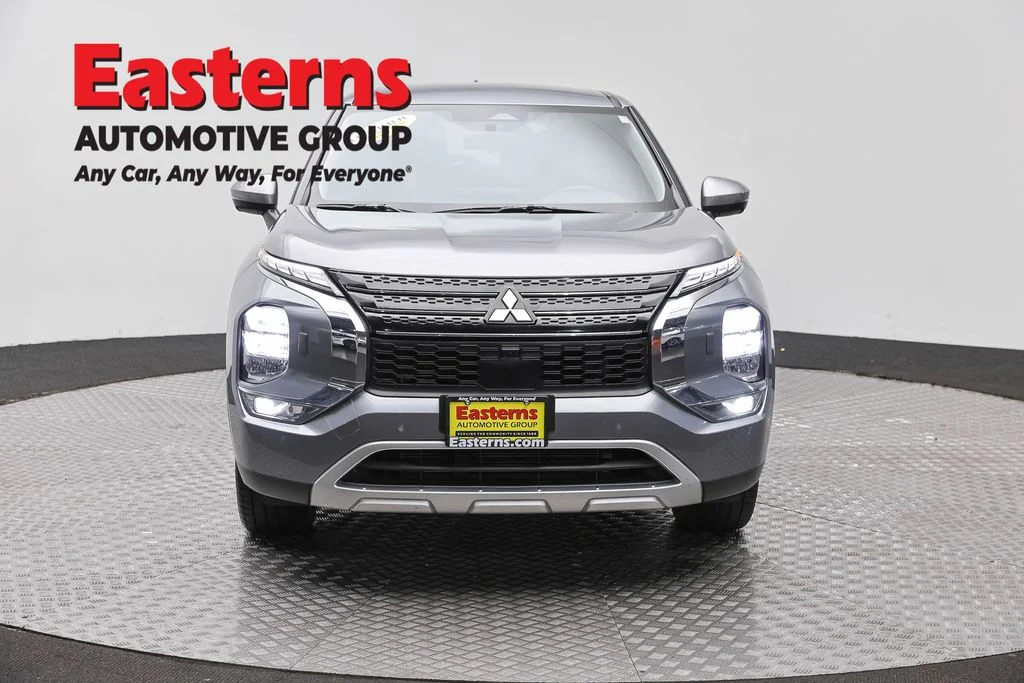 Used 2024 Gray Mitsubishi SE image 2