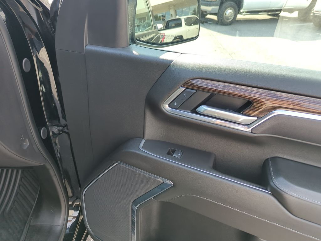 Used 2025 Black GMC Elevation image 31