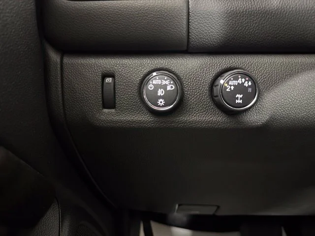 Used 2022 Blue Metallic GMC Elevation image 19