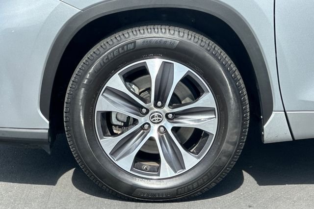 Certified Used 2020 Silver Toyota XLE image 32