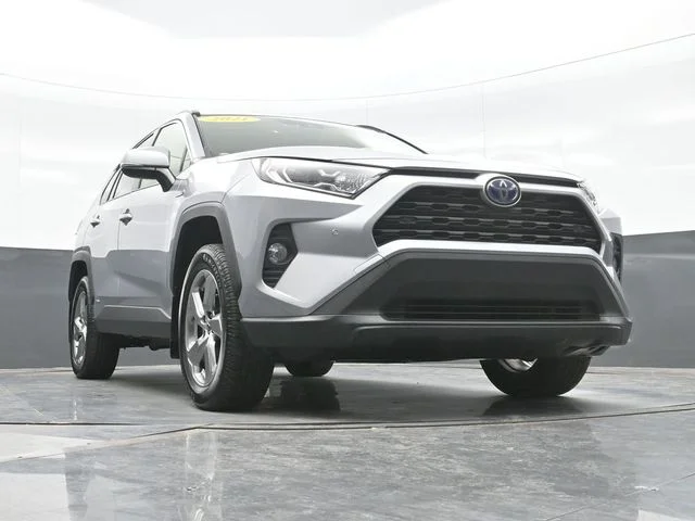 Used 2021 Silver Toyota XLE Premium image 22