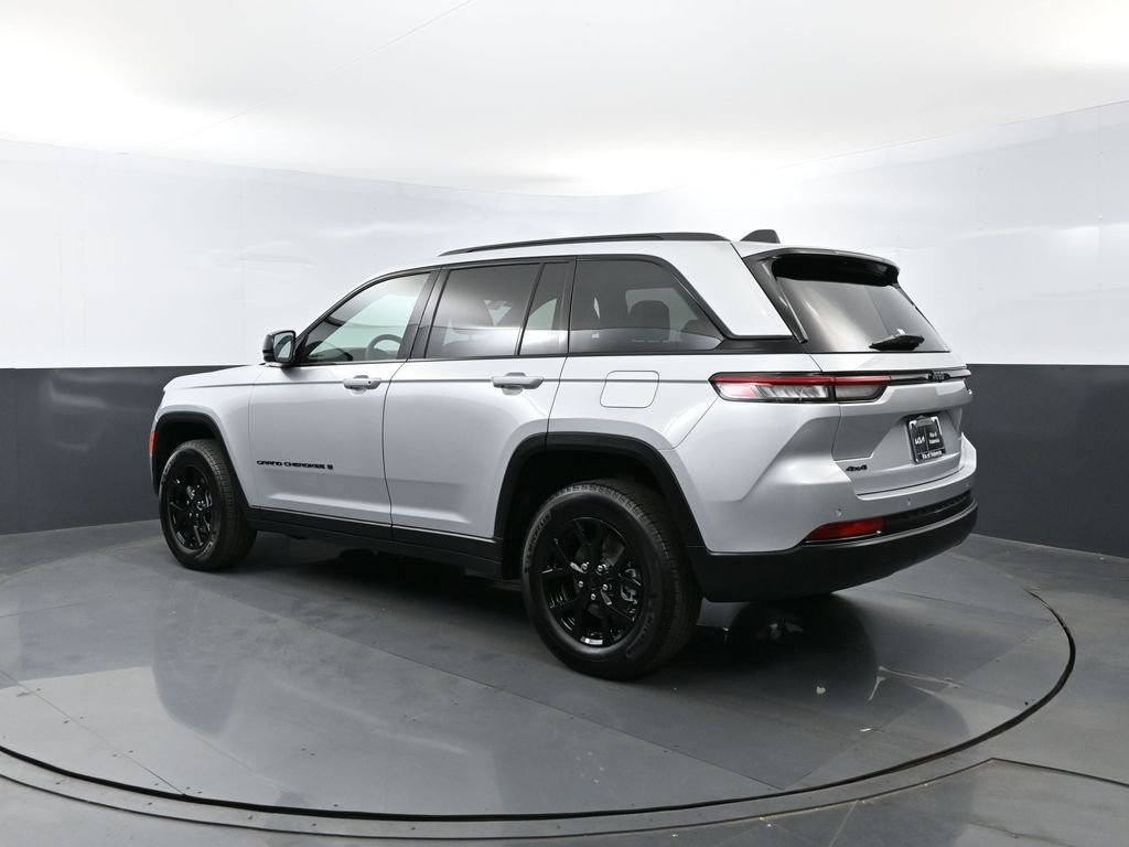 Used 2025 Silver Zynith Jeep Altitude image 26
