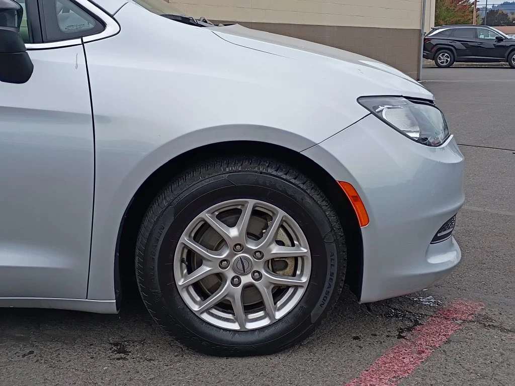 Used 2024 Silver Mist Clearcoat Chrysler LX image 2