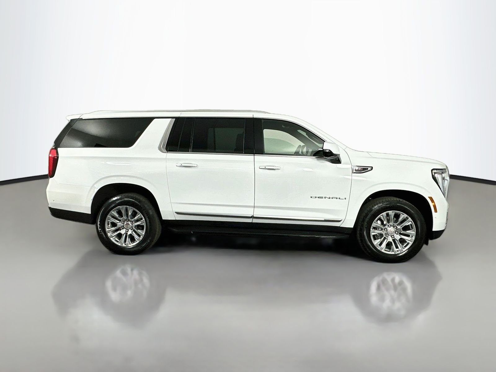 Used 2025 Summit White GMC Denali image 9