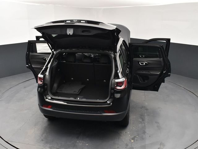 New 2026 Diamond Black Crystal Pearl-Coat Exterior Paint Jeep Latitude image 29