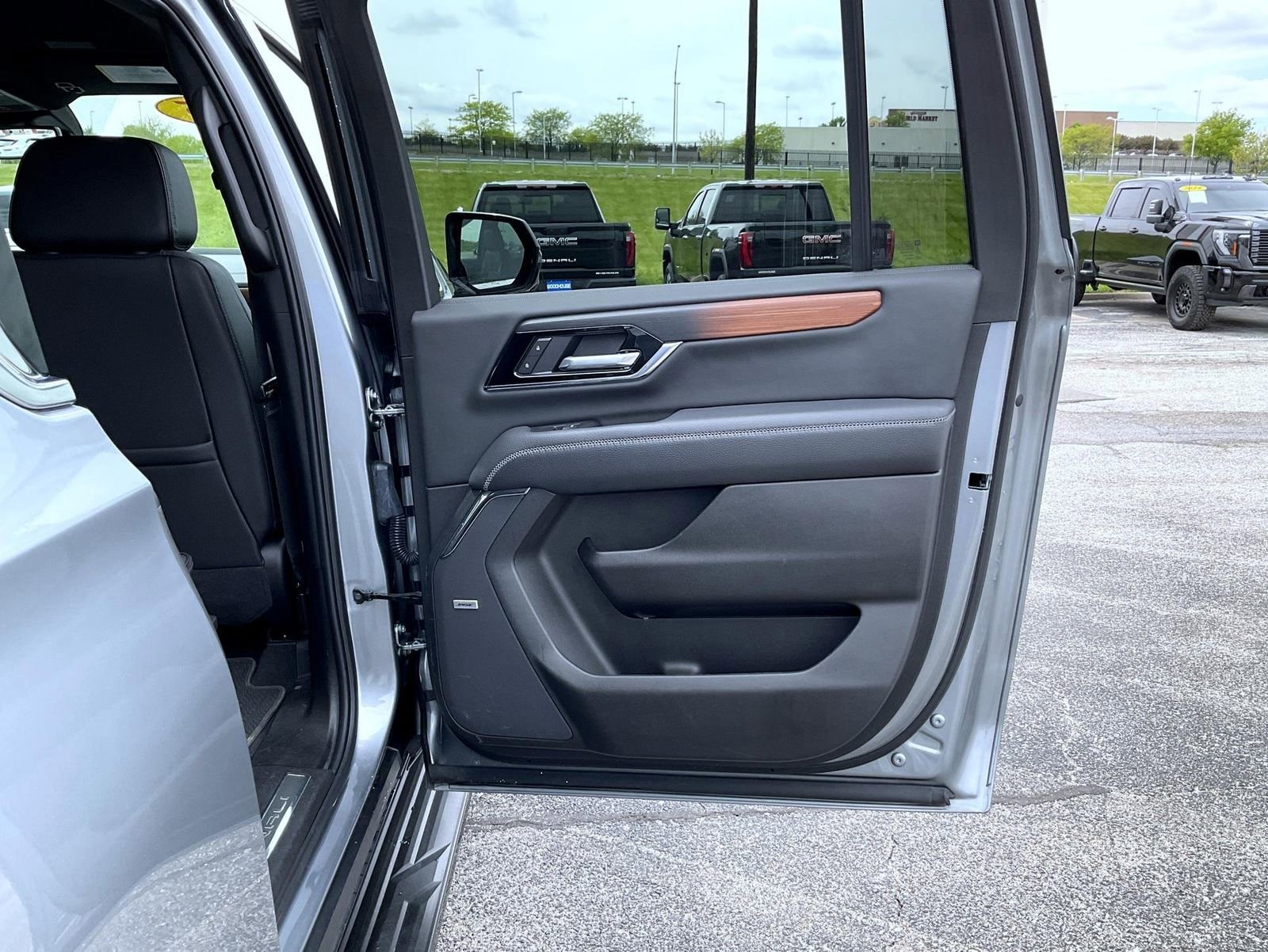 2025 GMC Yukon XL Denali - Photo 17
