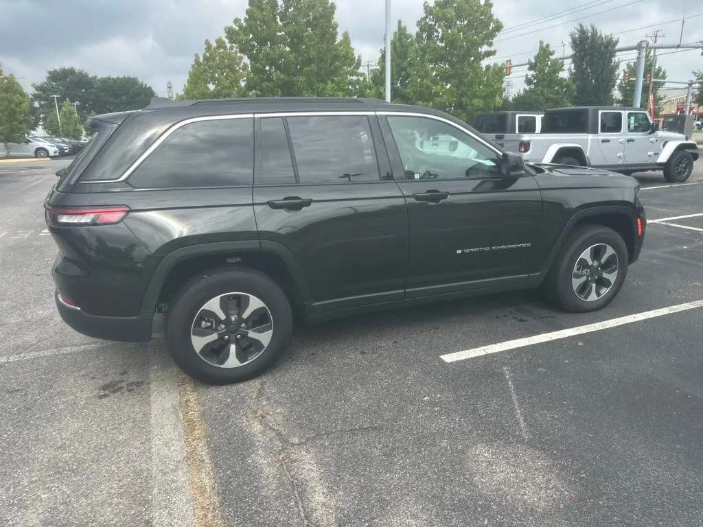 New 2024 Rocky Mountain Pearlcoat Jeep 4xe image 11