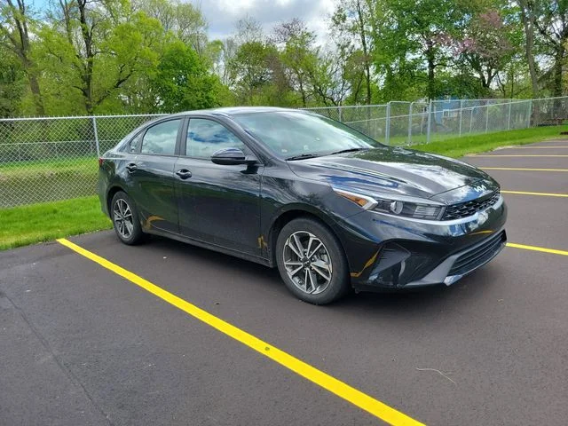 2023 Kia Forte LXS AT's photo