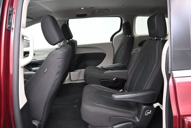 Used 2023 Velvet Red Pearlc Chrysler LX image 20