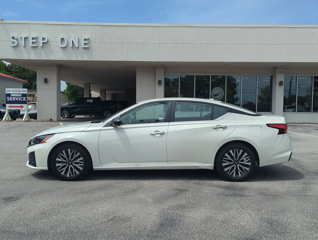 Used 2024 White Nissan 2.5 SV image 3