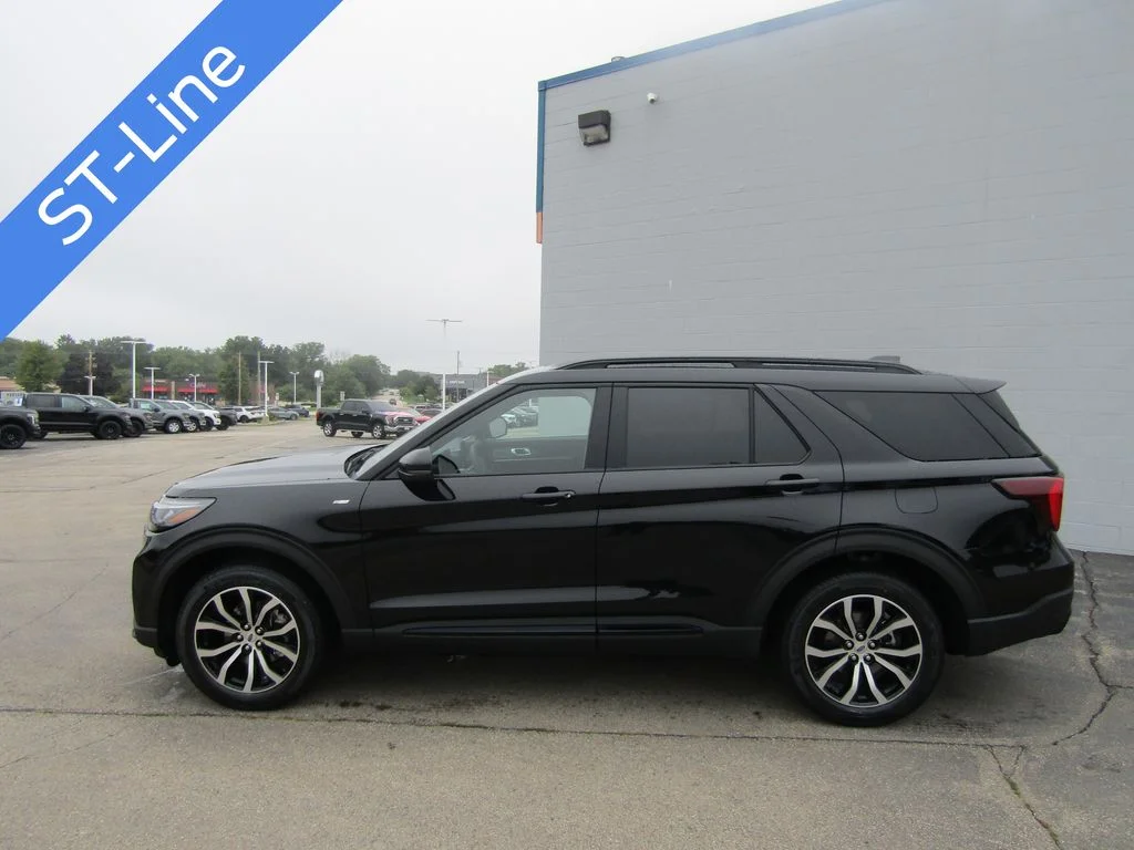 New 2027 Agate Black Metallic Ford ST-Line image 2