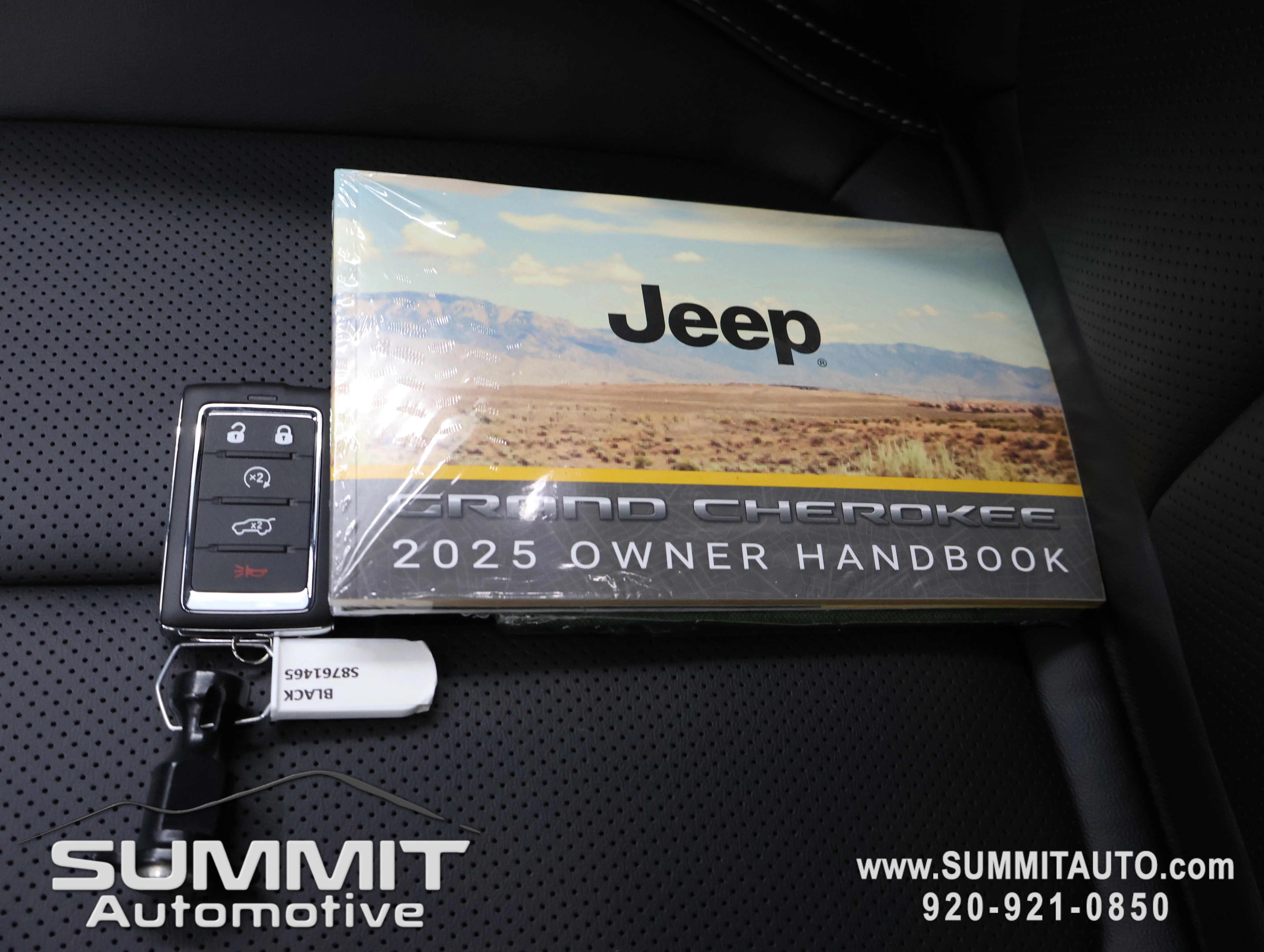 New 2025 Diamond Black Crystal Pearl-Coat Exterior Paint Jeep Limited image 72