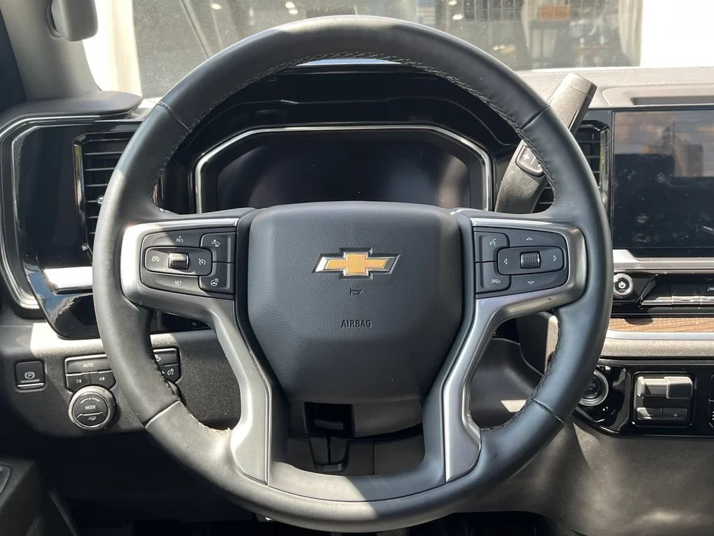 New 2025 Summit White Chevrolet LT (2FL) image 14