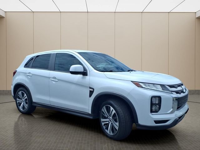 Used 2024  Mitsubishi 2.0 ES image 4
