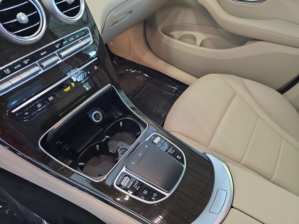 Used 2021  Mercedes-Benz GLC 300 image 25