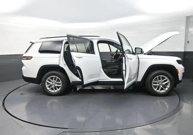 New 2026 Bright White Clear-Coat Exterior Paint Jeep Laredo image 37