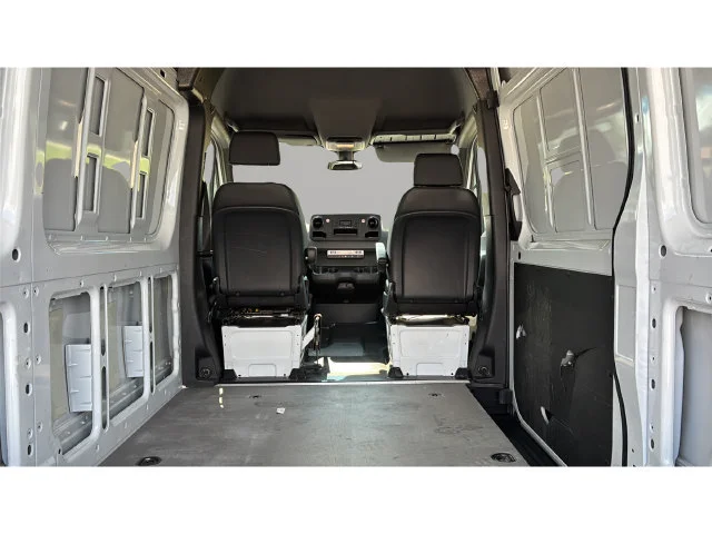 Used 2025  Mercedes-Benz NA image 35