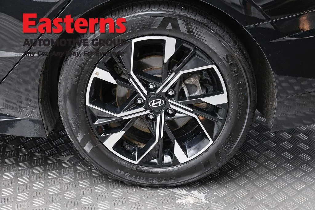 Used 2025 Black Hyundai SEL image 8