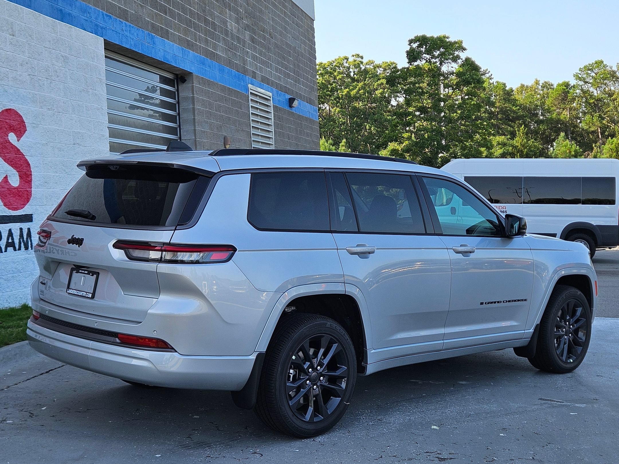 New 2026 Silver Zynith Exterior Paint Jeep Limited Reserve image 7