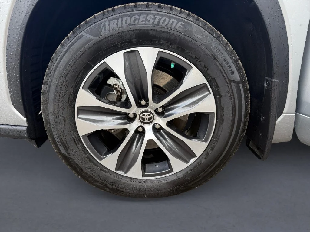 Used 2022 Silver Toyota XLE image 10