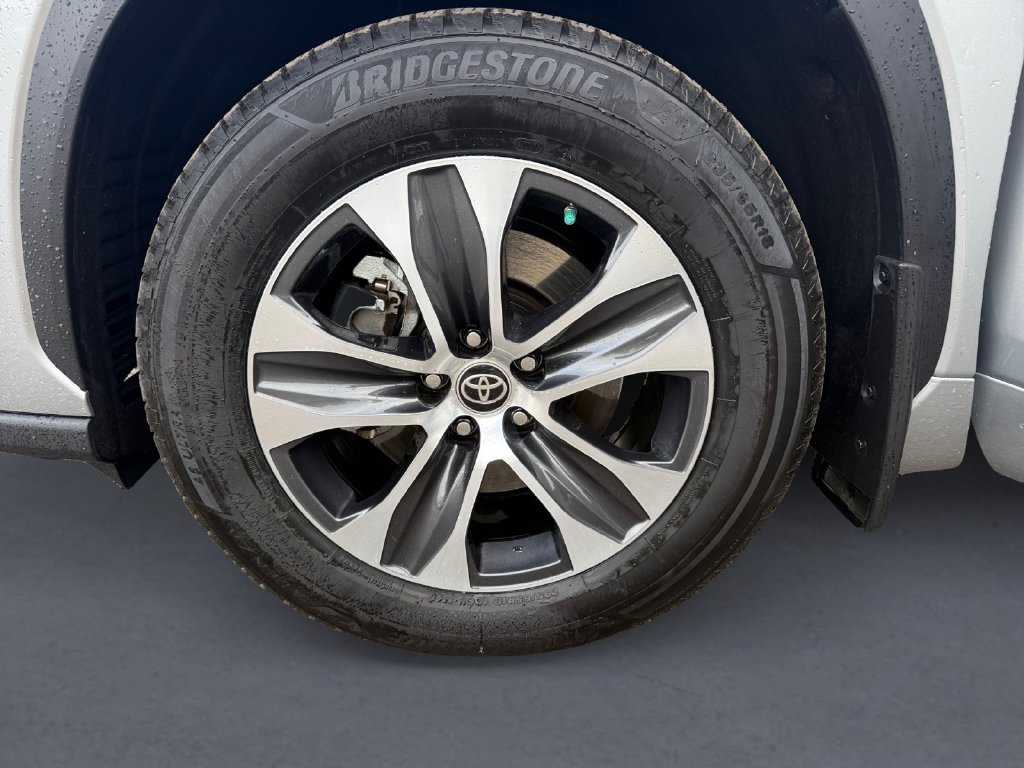 Used 2022 Silver Toyota XLE image 10