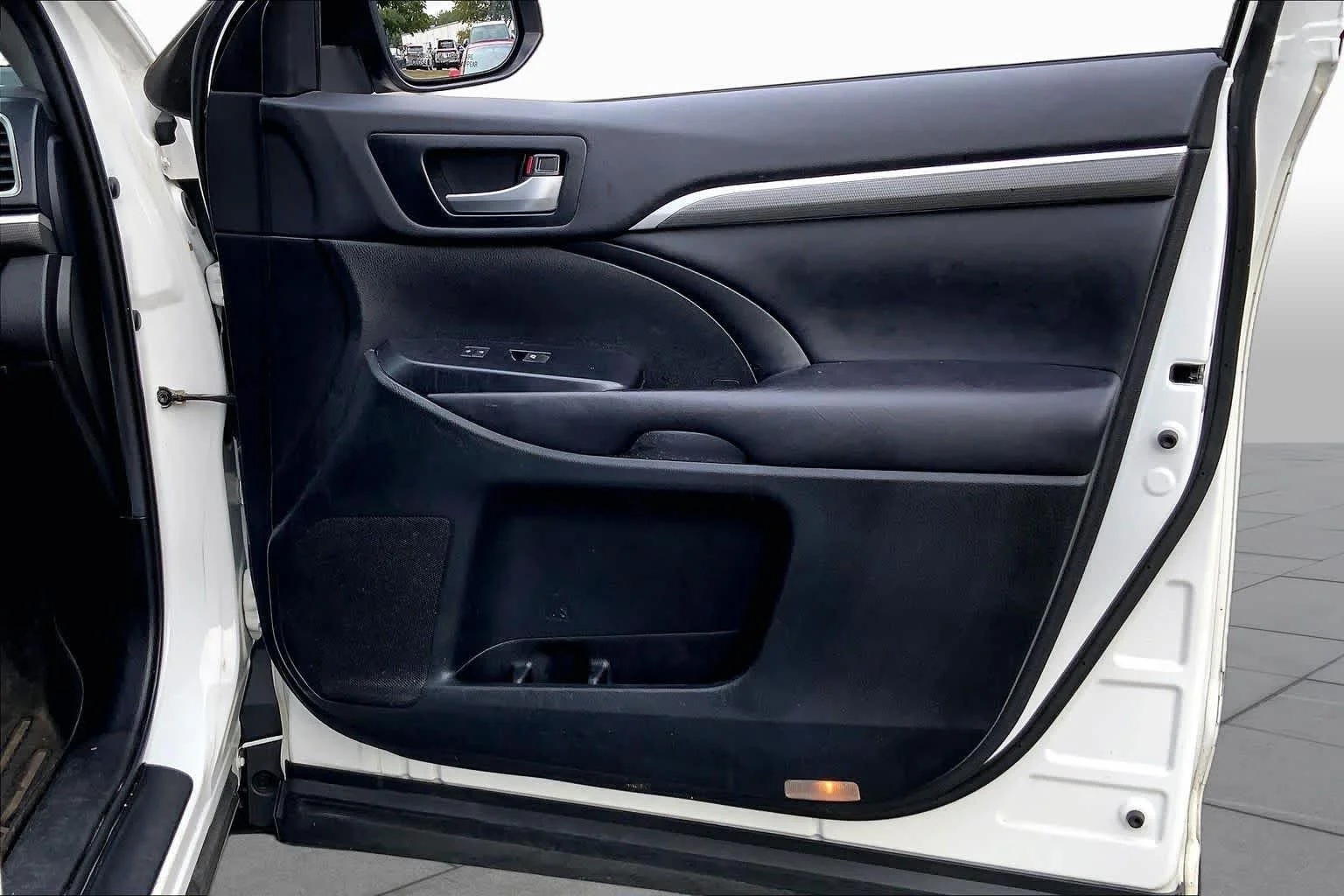 Used 2019 Blizzard Pearl Toyota SE image 23