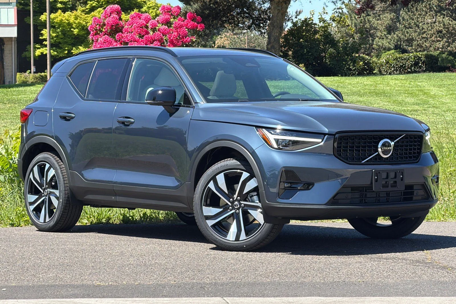 2026 Volvo XC40 B5 Ultra Dark AWD's photo