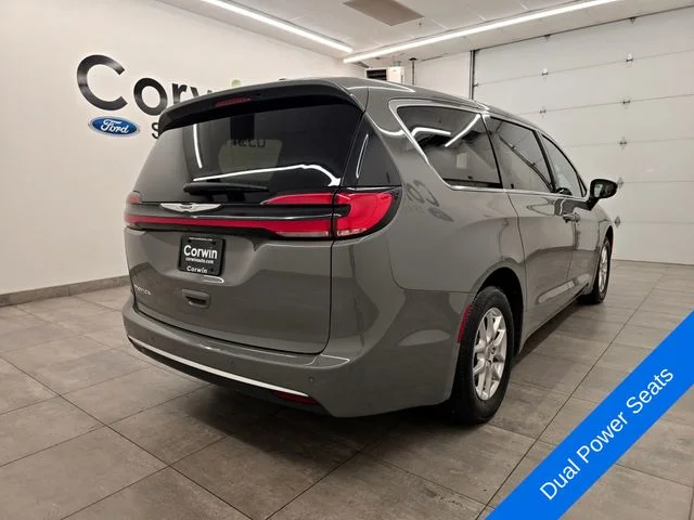 Used 2025 Ceramic Gray Clearcoat Chrysler Select image 5