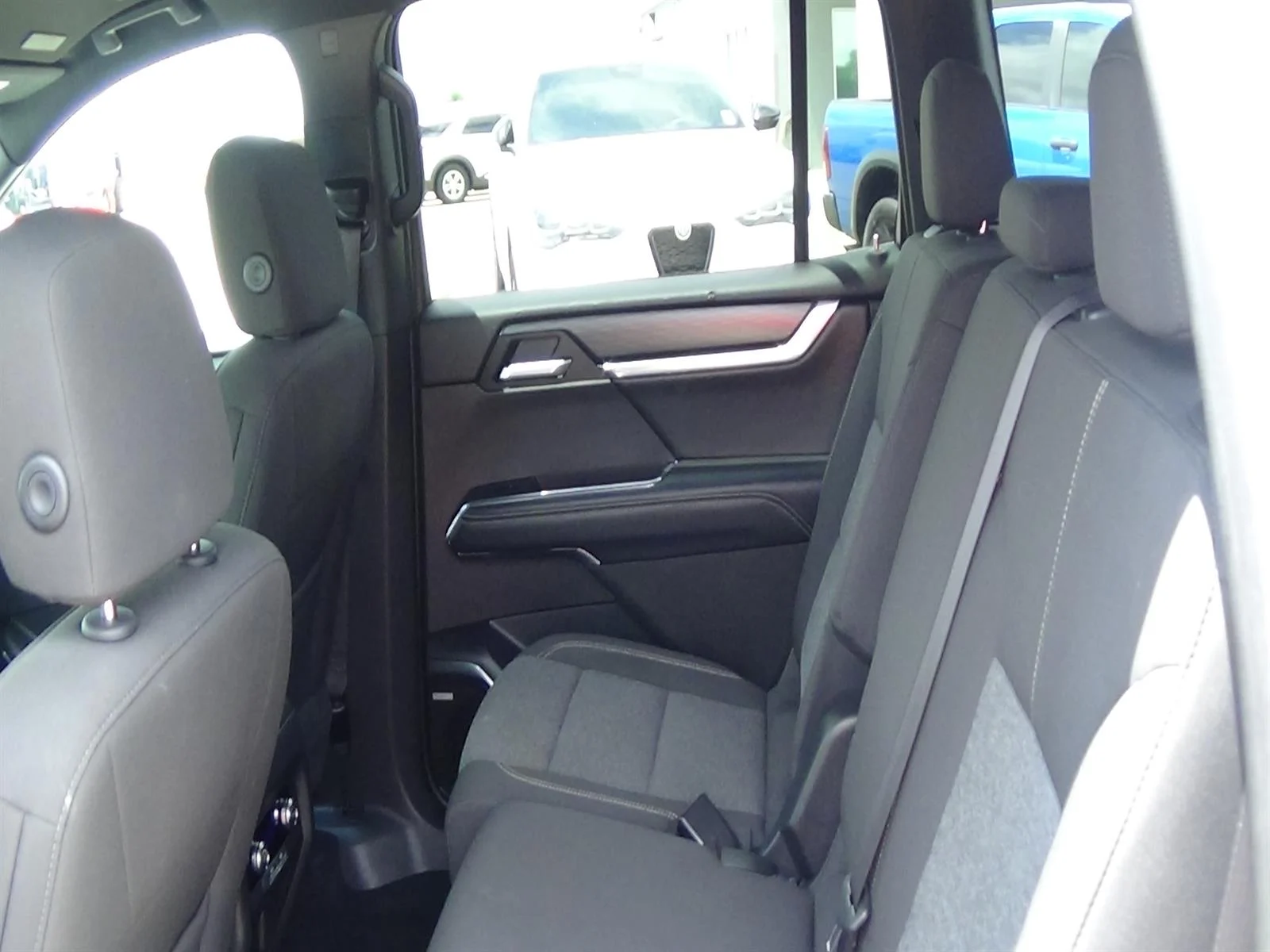 Used 2025 Summit White (gaz) GMC Elevation image 13
