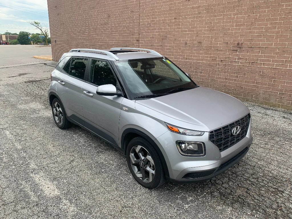 Used 2025 Shimmering Silver Hyundai SEL image 7