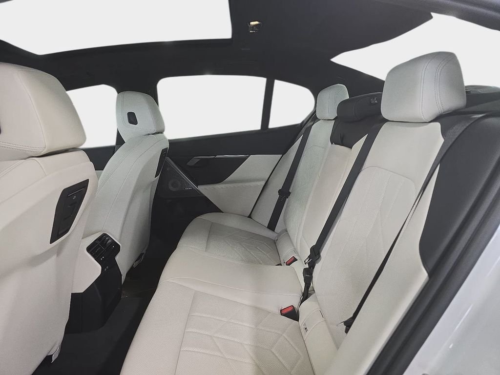 New 2027 Mineral White Metallic BMW 550e xDrive image 17