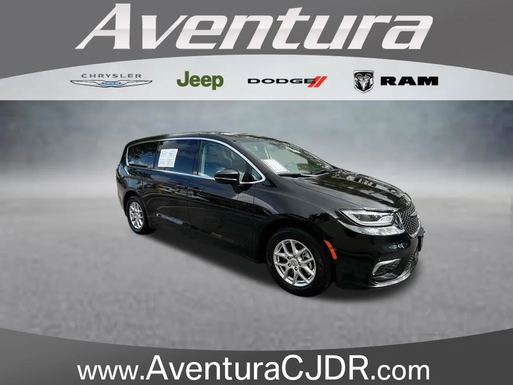 2024 Chrysler Pacifica Touring L's photo