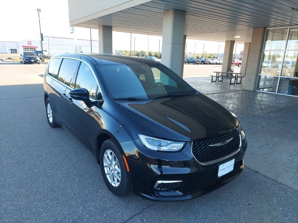 2026 Chrysler Pacifica Select's photo