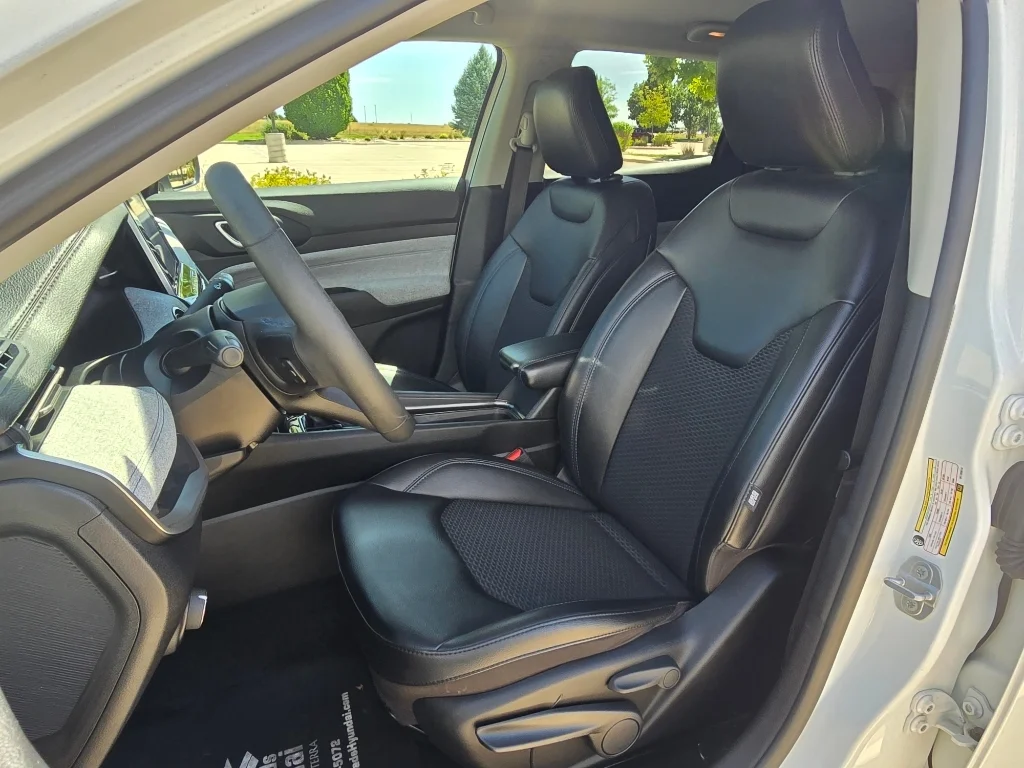Used 2022 Bright White Clearcoat Jeep Latitude image 14