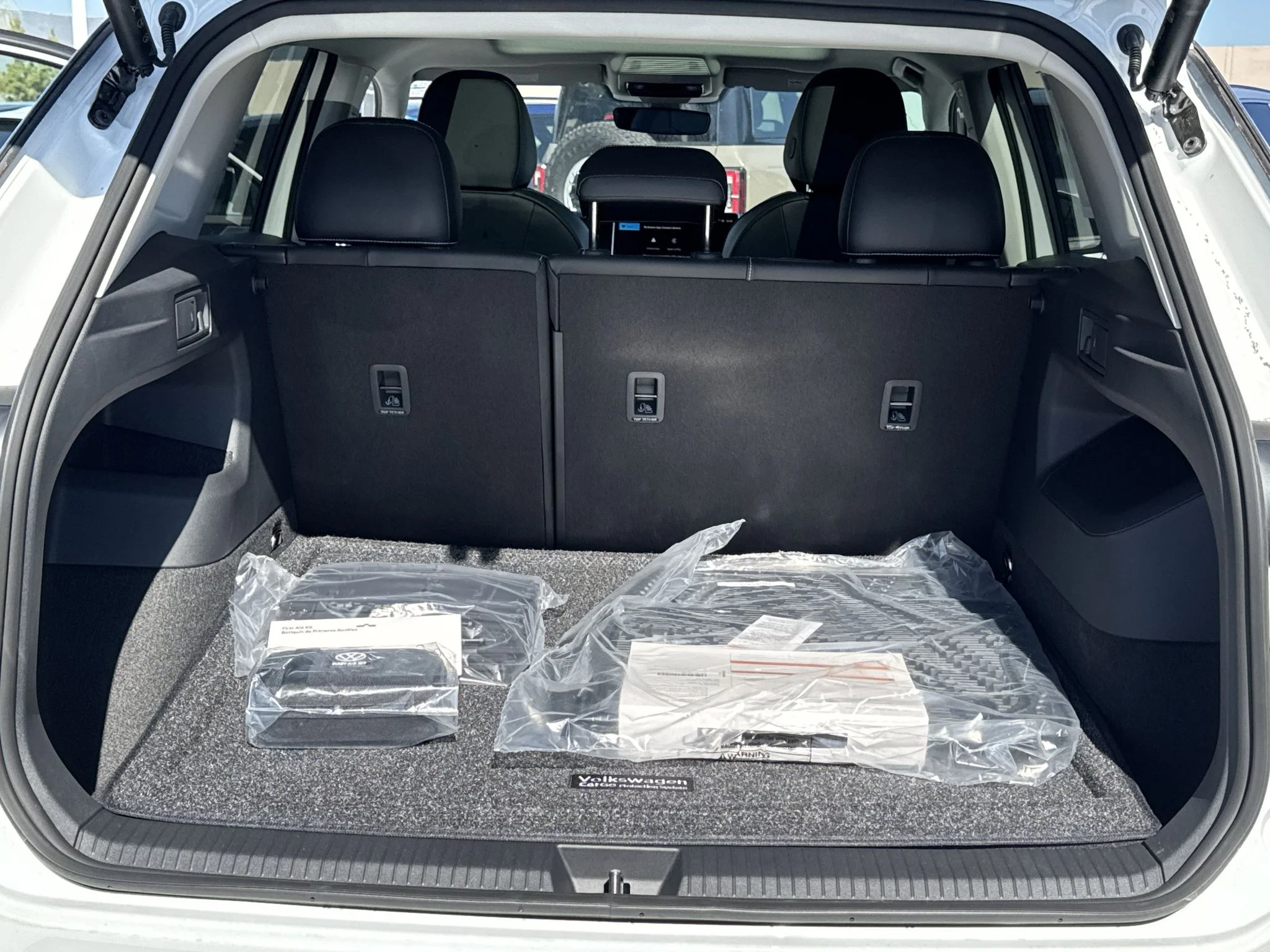 New 2026 Pure White Volkswagen SE image 32