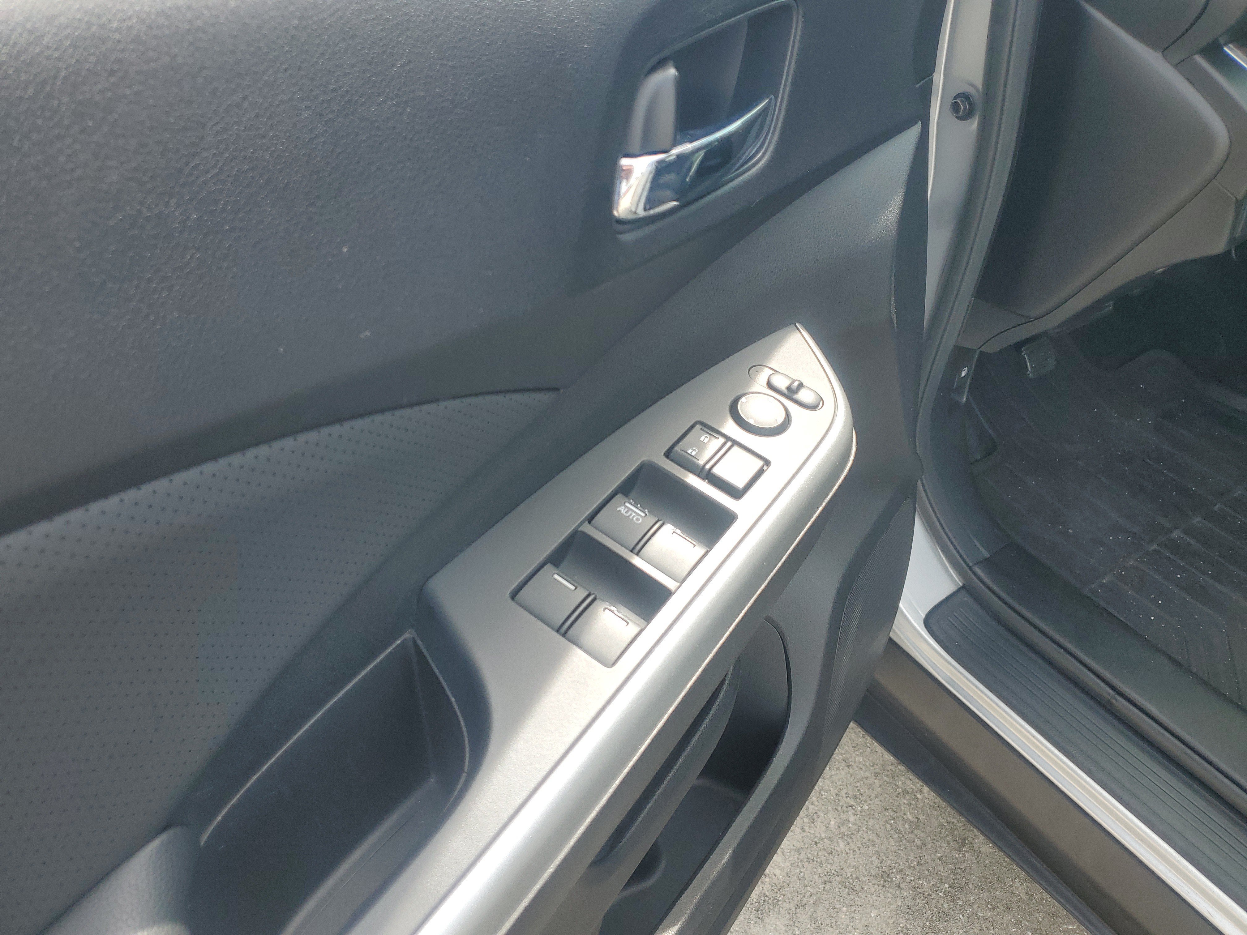 Used 2015 Silver Honda EX-L image 24