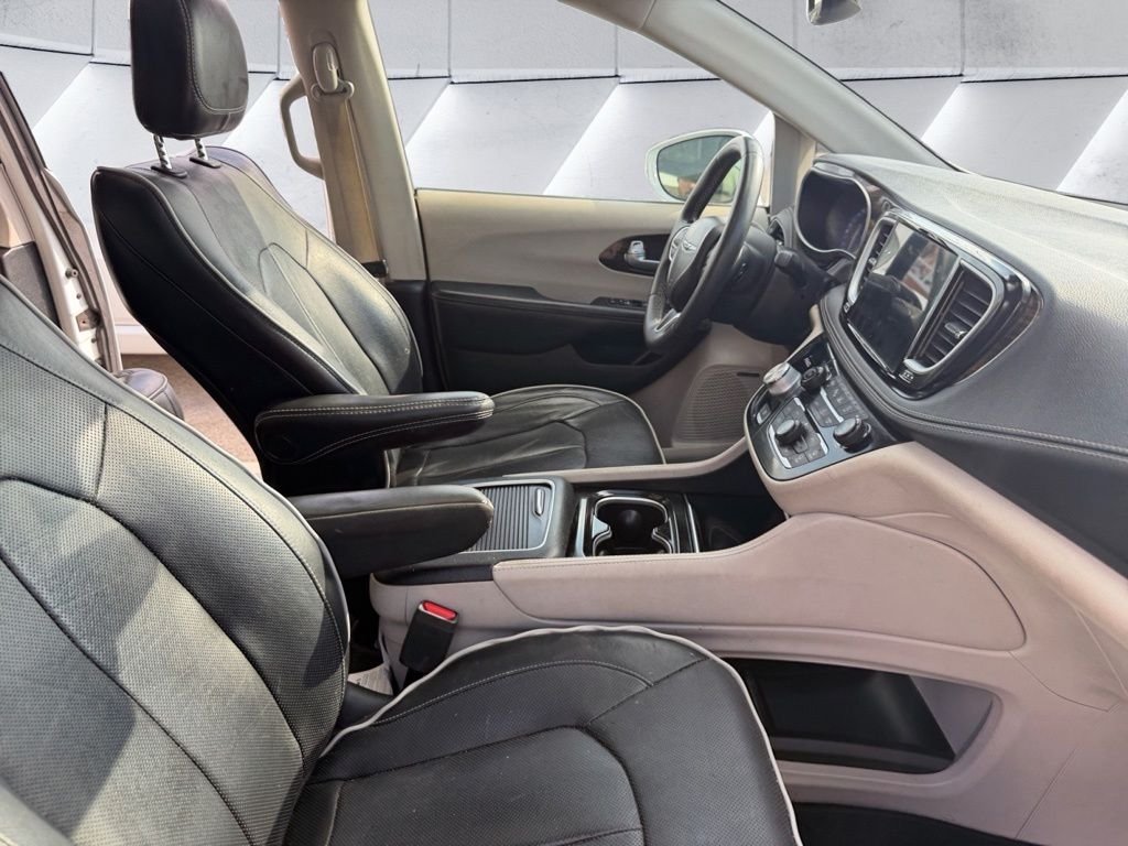 Used 2022 White Chrysler Limited image 21