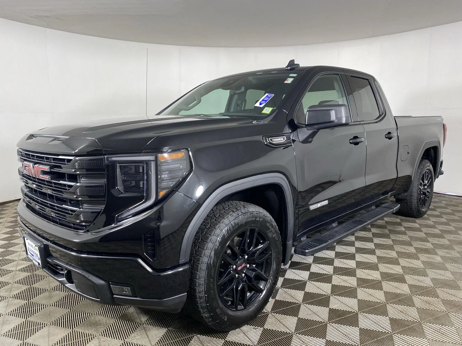 Used 2024 Onyx Black GMC Elevation image 3