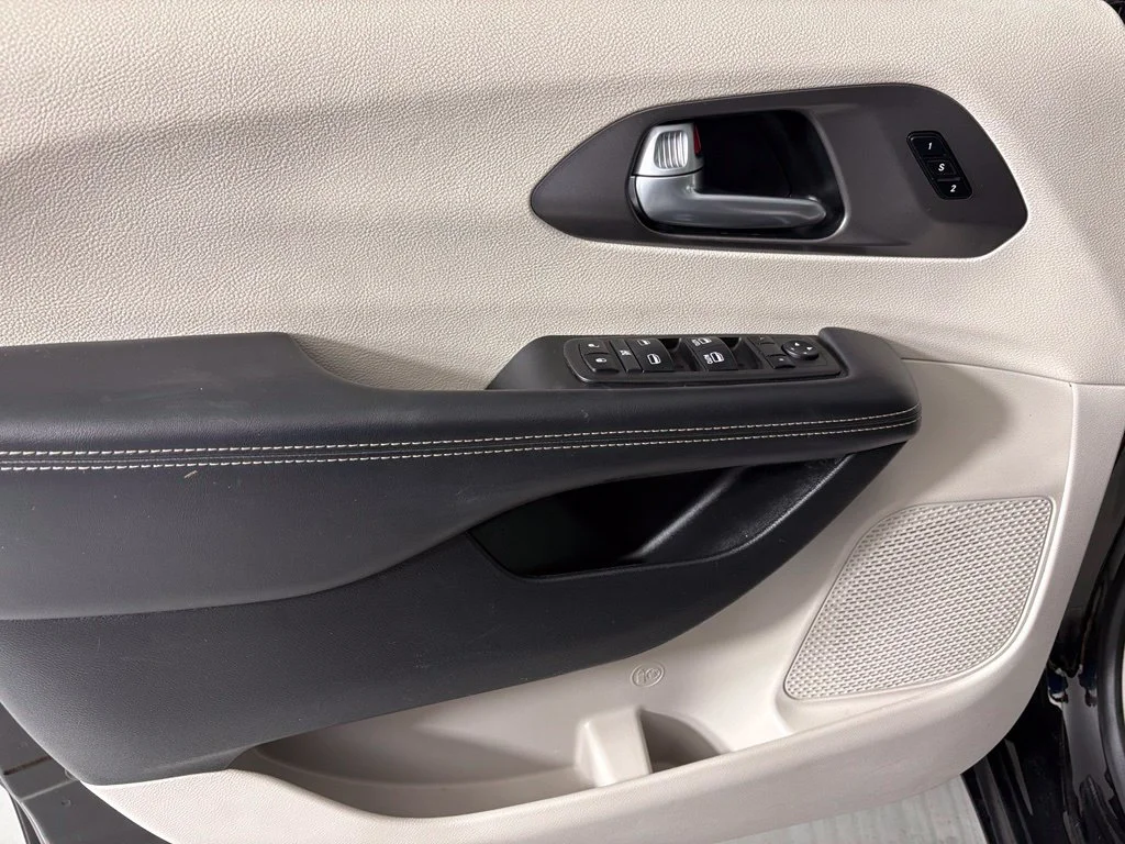 Used 2024 Black Chrysler Touring L image 14