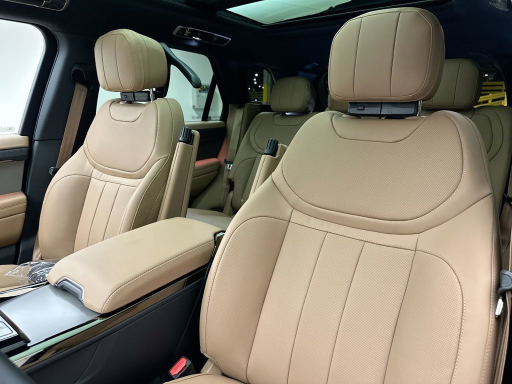 New 2027 Santorini Black Land Rover SE image 10