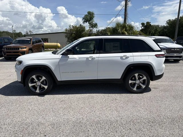 New 2026 Bright White Clear-Coat Exterior Paint Jeep Limited image 7