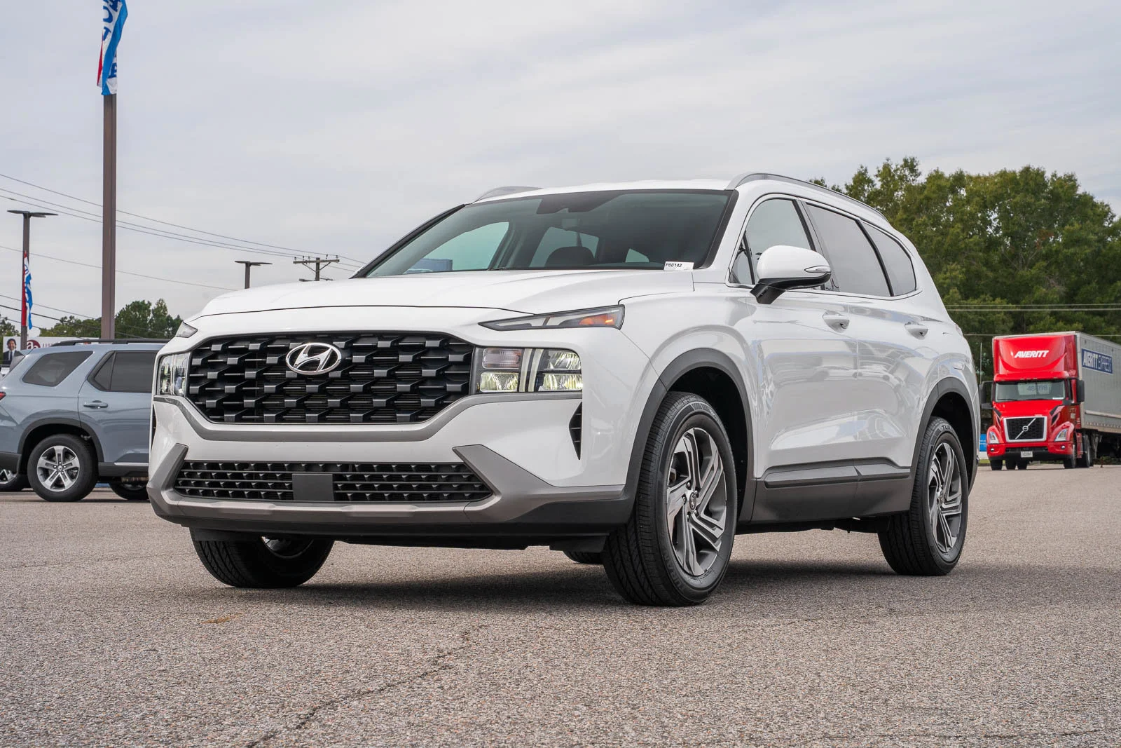 Used 2023 White Hyundai SEL image 2