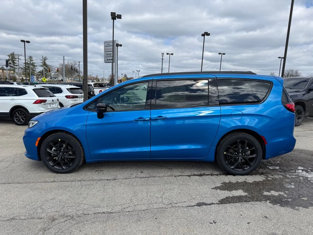New 2026 Hydro Blue Pearl-Coat Exterior Paint Chrysler Select image 9