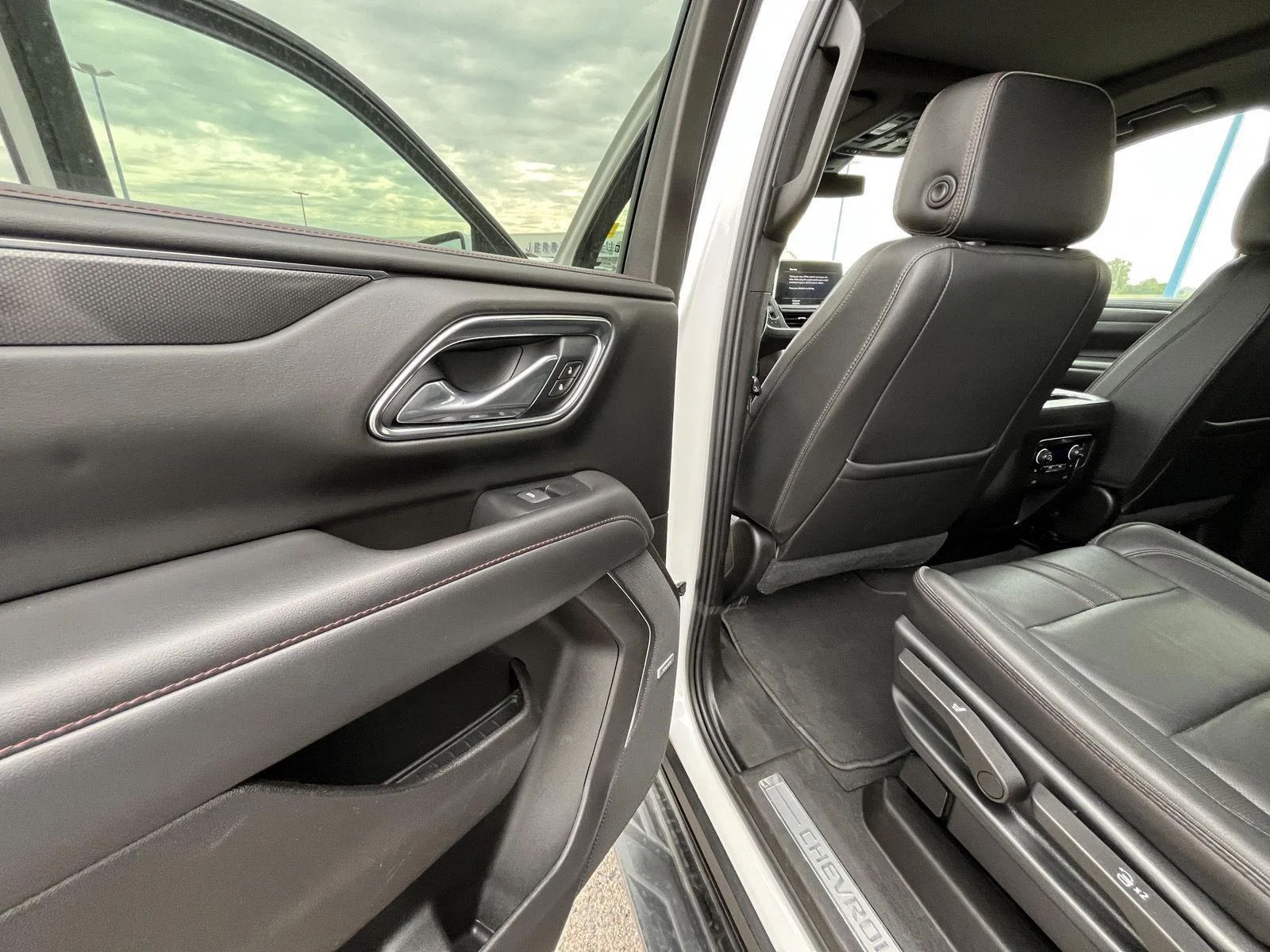 2021 Chevrolet Suburban RST - Photo 14
