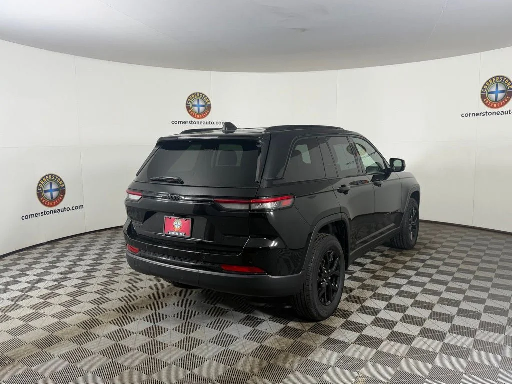 Used 2025 Diamond Black Jeep Altitude image 5